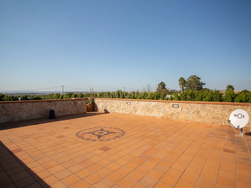 Moradia Isolada em Sarilhos Grandes com Vista para o Rio e Jardim Privado - Image 79